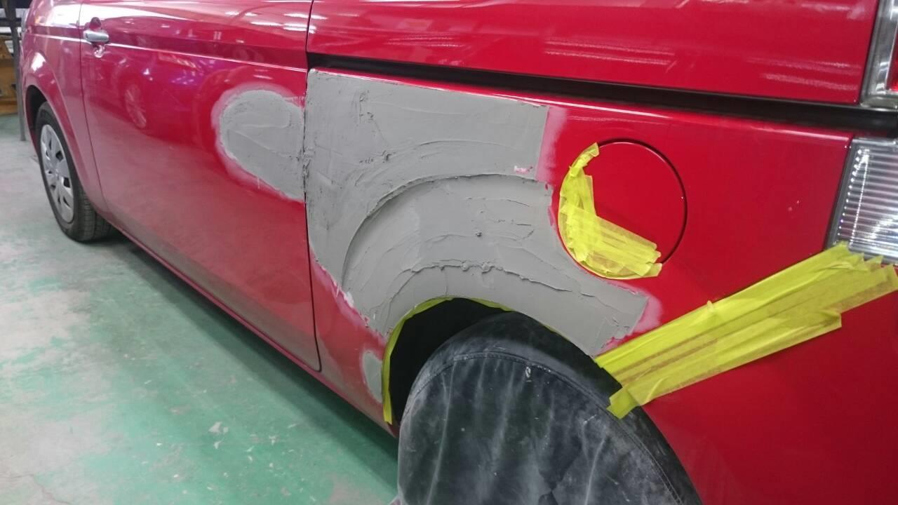 東京都立川市の車の板金塗装修理工場　ガレージローライドのトヨタ　スペイドの左側面のキズ　へこみ　の板金　修理　塗装　です。