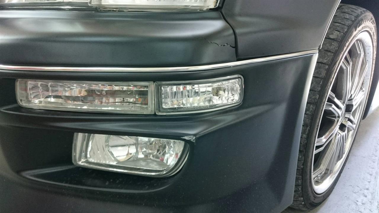 立川市の車の板金塗装修理工場　ガレージローライドのトヨタ　セルシオのフロントバンパ、フロントフェンダ等のキズ　へこみ　の板金　修理　塗装　です。