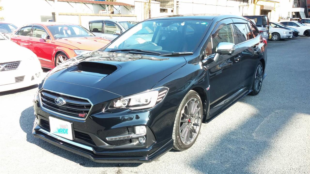 立川市の車の板金塗装修理工場　ガレージローライドのスバル　レヴォーグのSTIエアロパーツ塗装　取付等　です。