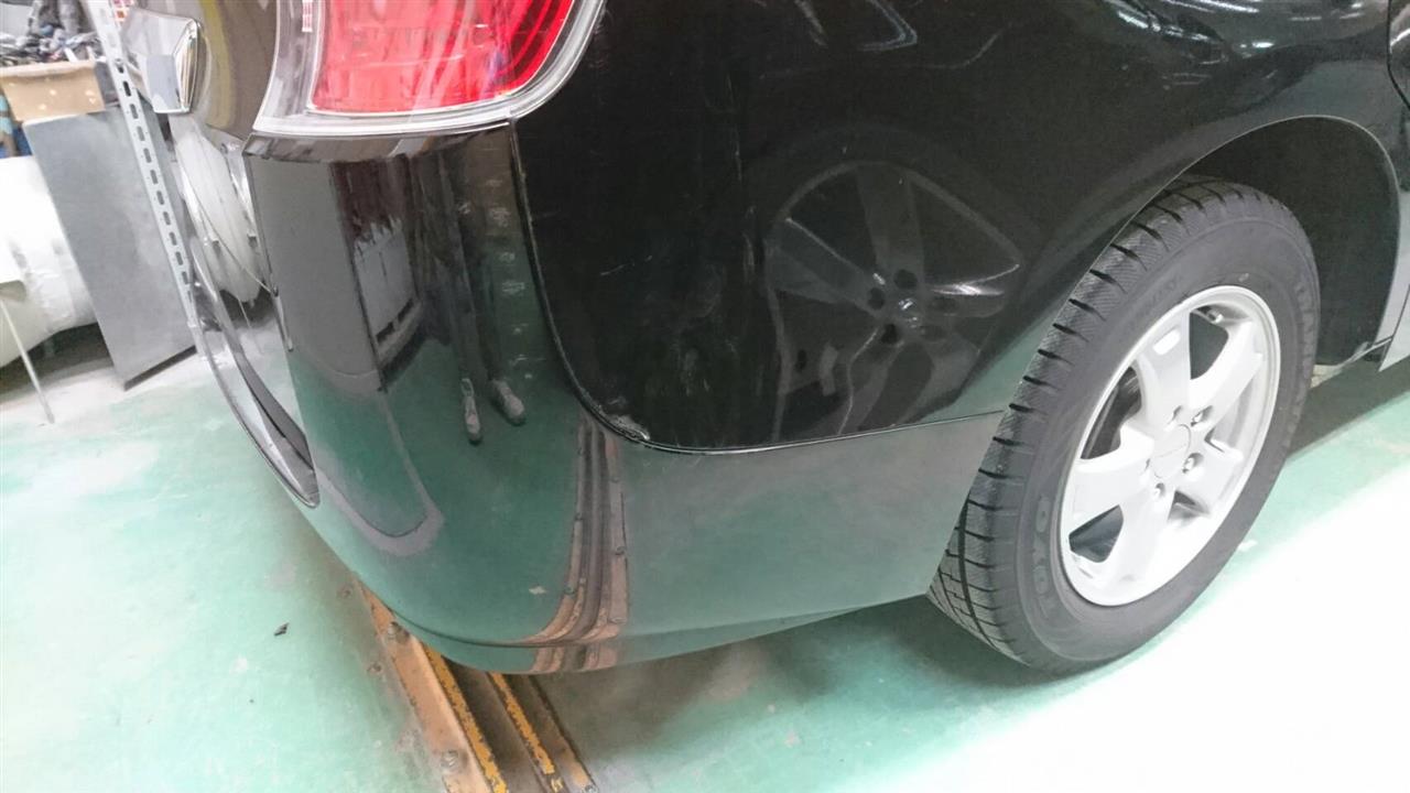 立川市の車の板金塗装修理工場　ガレージローライドのホンダ　ステップワゴンの右リヤフェンダ等のキズ　へこみ　の板金　修理　塗装　です。