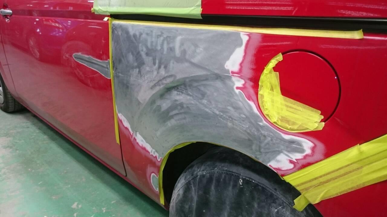 東京都立川市の車の板金塗装修理工場　ガレージローライドのトヨタ　スペイドの左側面のキズ　へこみ　の板金　修理　塗装　です。