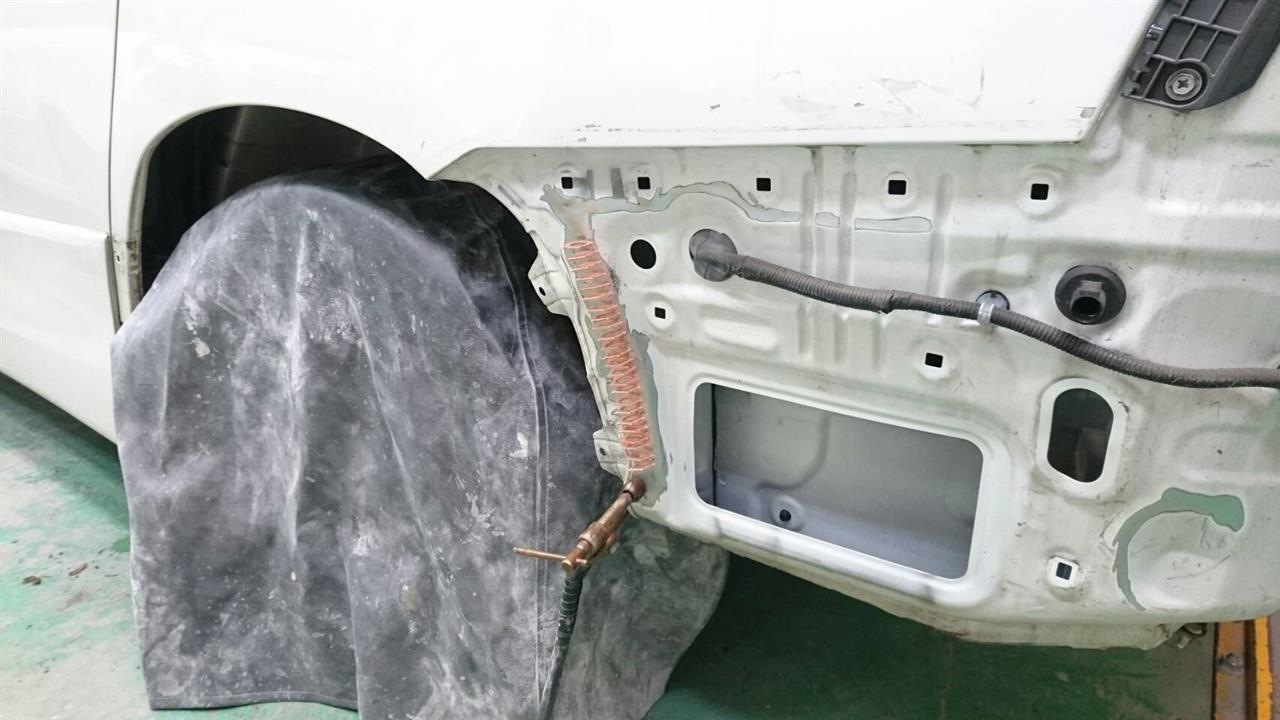 立川市の車の板金塗装修理工場　ガレージローライドのトヨタ　アルファードの左リヤフェンダ等のキズ　へこみ　の板金　修理　塗装　です。