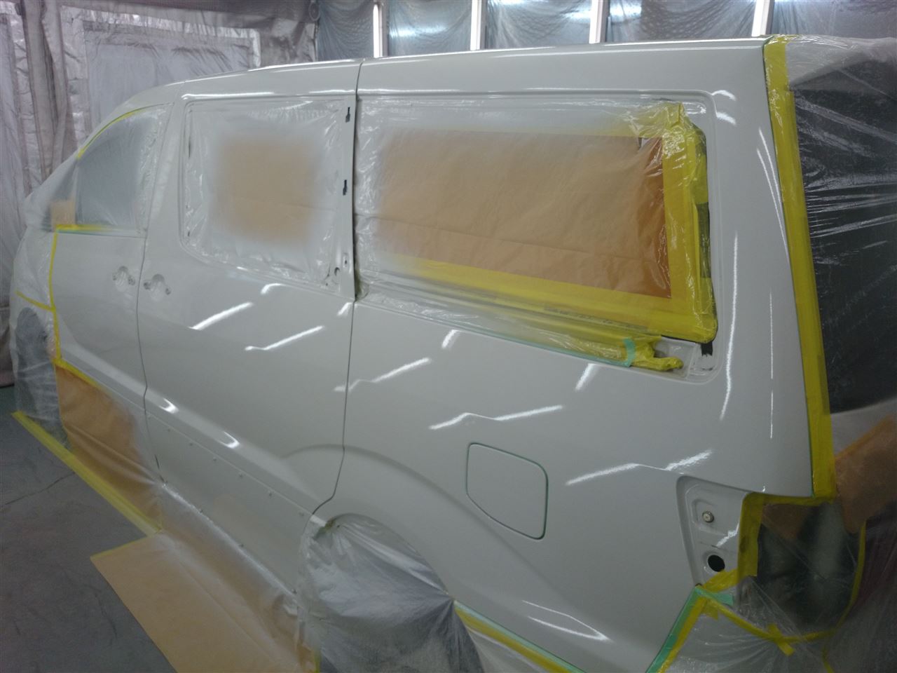 東京都立川市の車の板金塗装修理工場　ガレージローライドのトヨタ　アルファードの左側面のキズ　へこみ　の板金　修理　塗装　です。