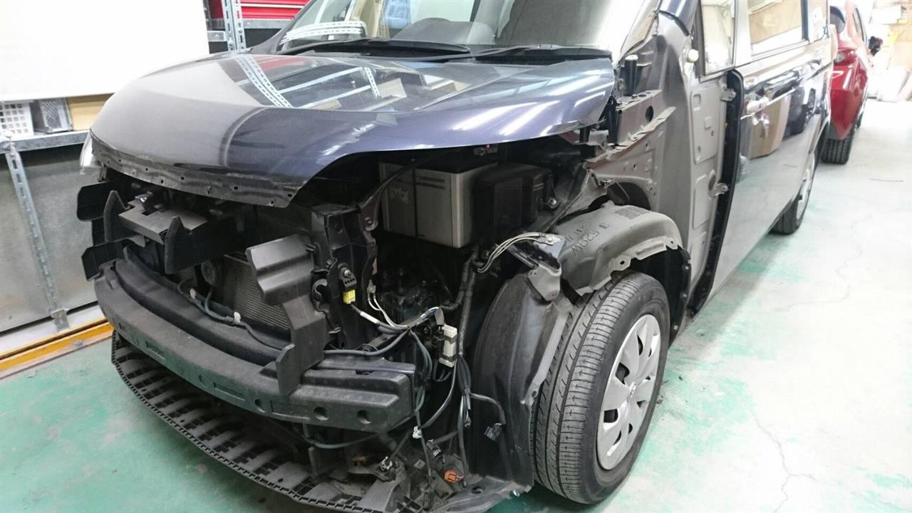 立川市の車の板金塗装修理工場　ガレージローライドのトヨタ　スペイドの左フロントフェンダ等のキズ　へこみ　の板金　修理　塗装　です。