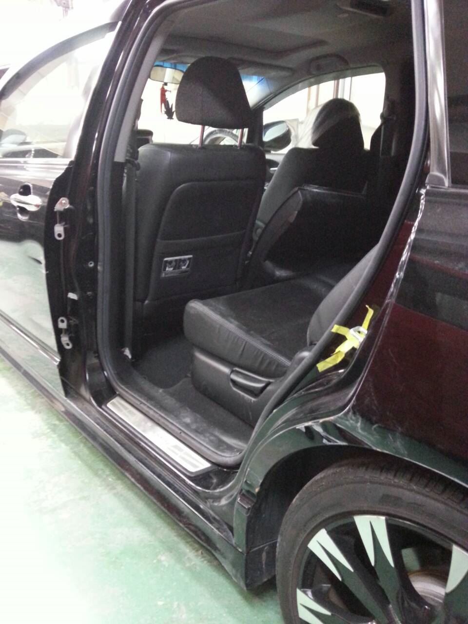 東京都立川市の車の板金塗装修理工場　ガレージローライドのホンダ　オデッセイの左側面のキズ　へこみ　の板金　修理　塗装　です。