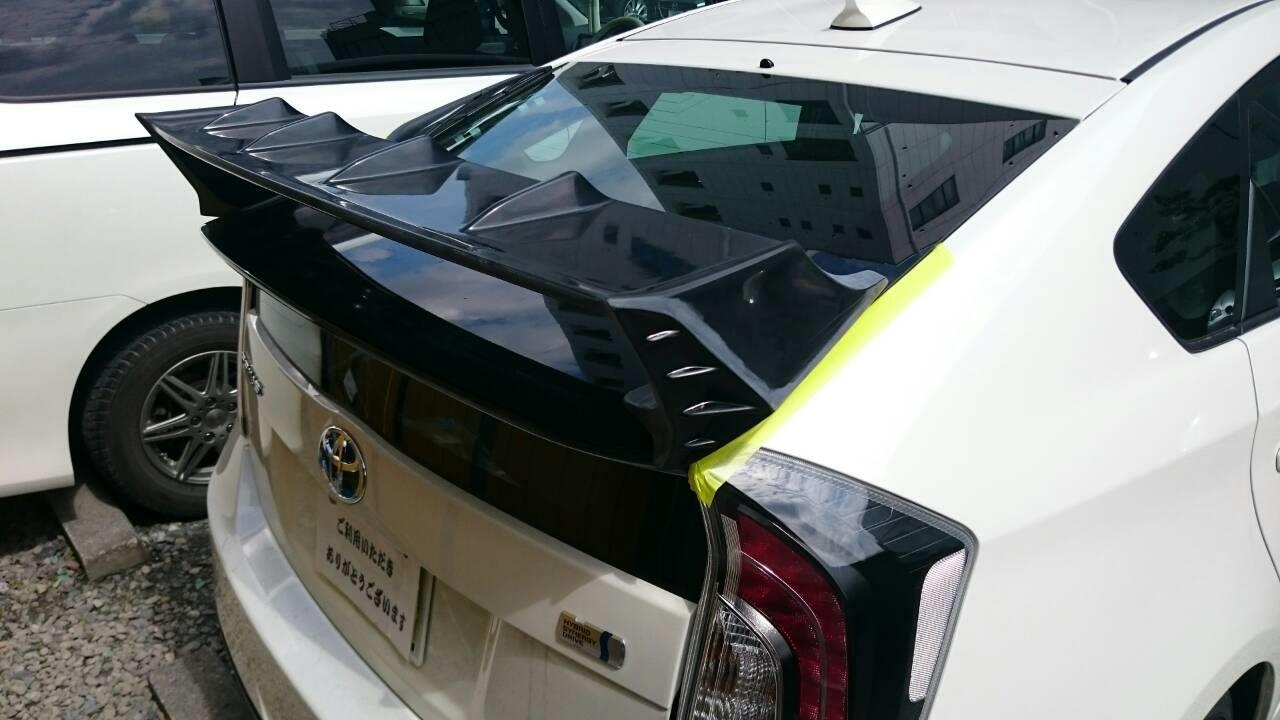 東京都立川市の車の板金塗装修理工場　ガレージローライドのトヨタ　プリウスG'sのエアロパーツ塗装　取付　です。