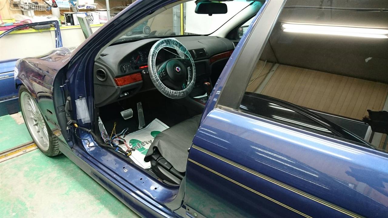 立川市の車の板金塗装修理工場　ガレージローライドのBMW　アルピナ　B10の前まわり等のキズ　へこみ　の板金　修理　塗装　です。