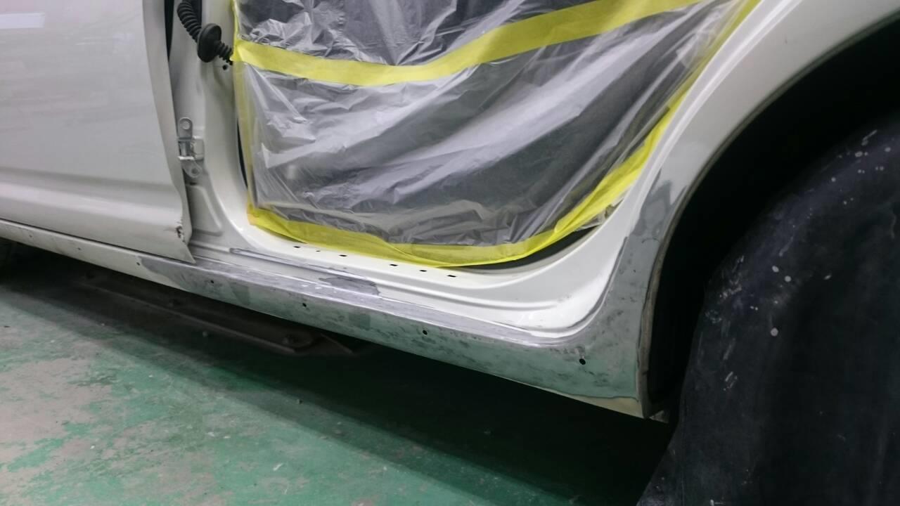 東京都立川市の車の板金塗装修理工場　ガレージローライドのトヨタ　マークXジオの左側面・リヤまわりのキズ　へこみ　の板金　修理　塗装　です。
