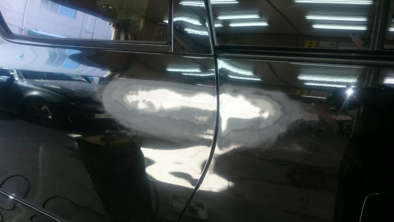 立川市の車の板金塗装修理工場　ガレージローライドのトヨタ　アルファードの左スライドドア・リヤフェンダのキズ　へこみ　の板金　修理　塗装　です。
