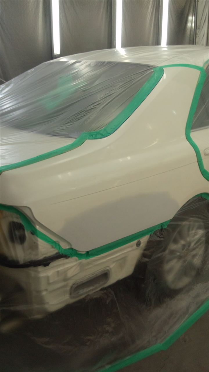 東京都立川市の車の板金塗装修理工場　ガレージローライドのトヨタ　クラウンのリヤまわりのキズ　へこみ　の板金　修理　塗装　です。