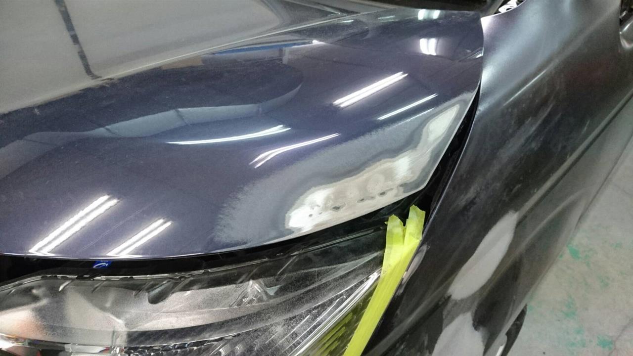 立川市の車の板金塗装修理工場　ガレージローライドのトヨタ　スペイドの左フロントフェンダ等のキズ　へこみ　の板金　修理　塗装　です。