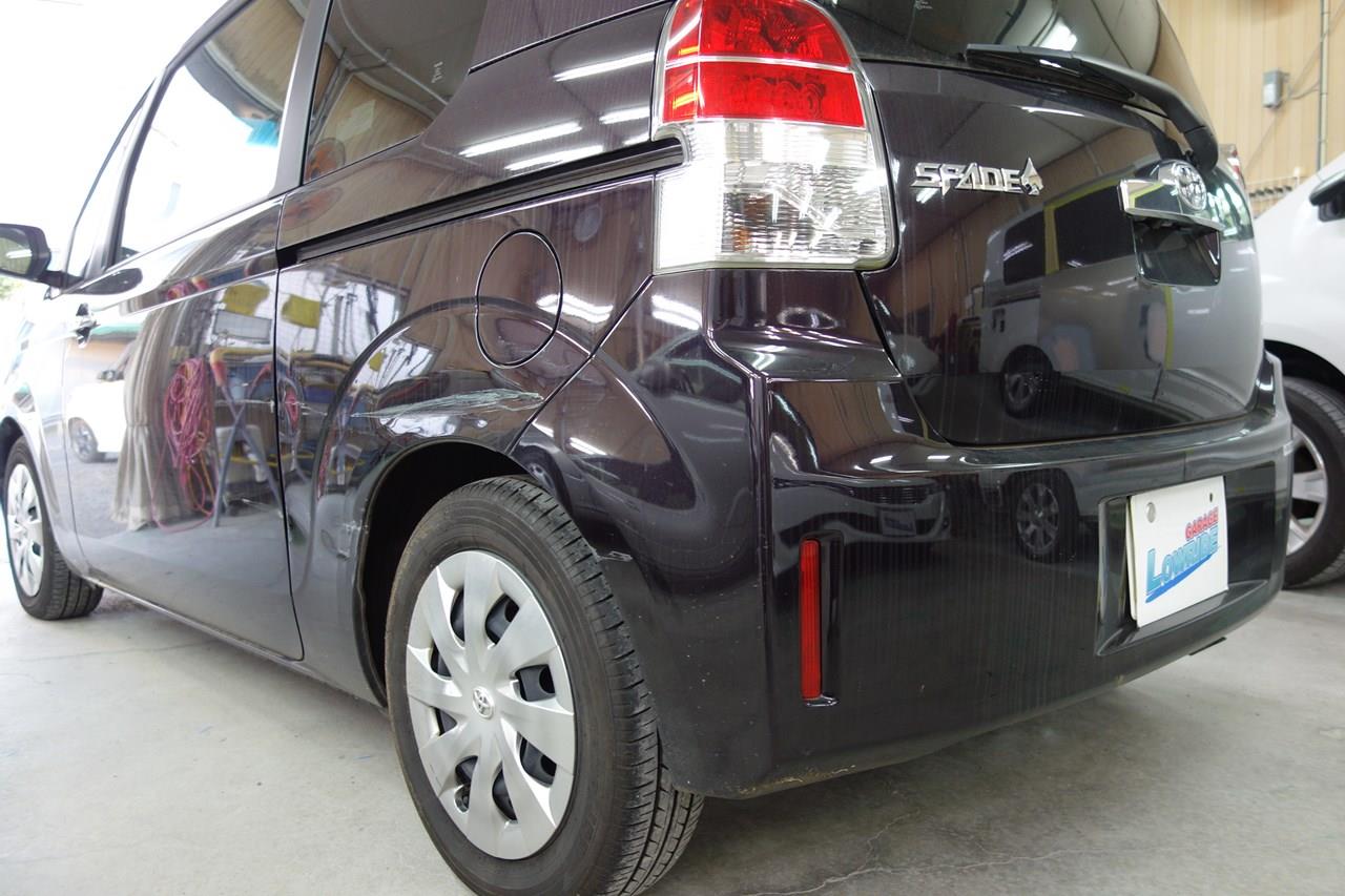 立川市の車の板金塗装修理工場　ガレージローライドのトヨタ　スペイドの左スライドドア・リヤフェンダのキズ　へこみ　の板金　修理　塗装　です。