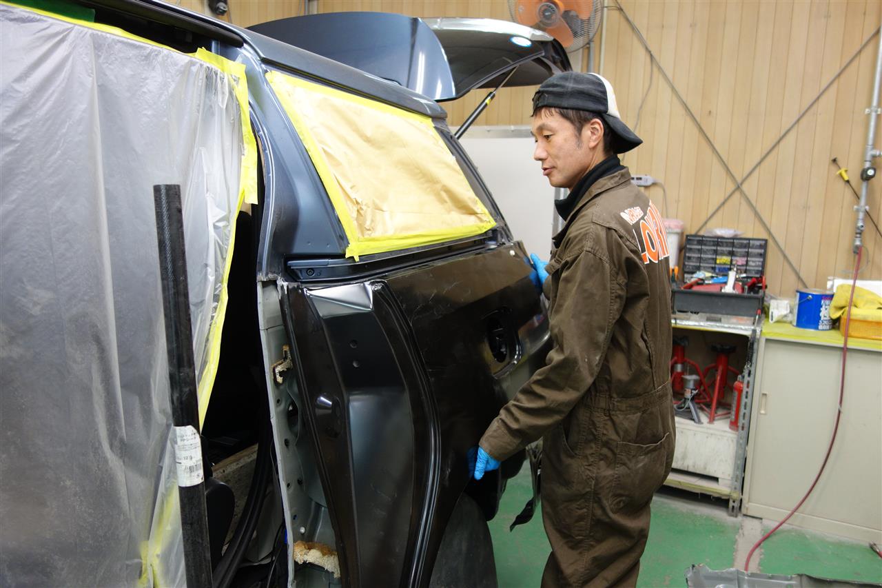 立川市の車の板金塗装修理工場　ガレージローライドのトヨタ　エスティマのキズ　へこみ　の板金　修理　塗装　です。