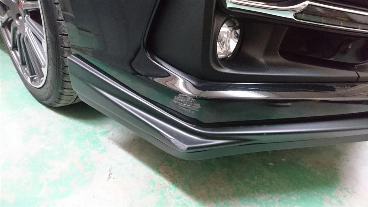 立川市の車の板金塗装修理工場　ガレージローライドのスバル　レヴォーグのSTIエアロパーツ塗装　取付等　です。