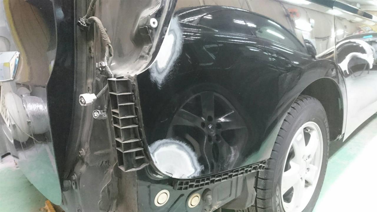 立川市の車の板金塗装修理工場　ガレージローライドのホンダ　ステップワゴンの右リヤフェンダ等のキズ　へこみ　の板金　修理　塗装　です。