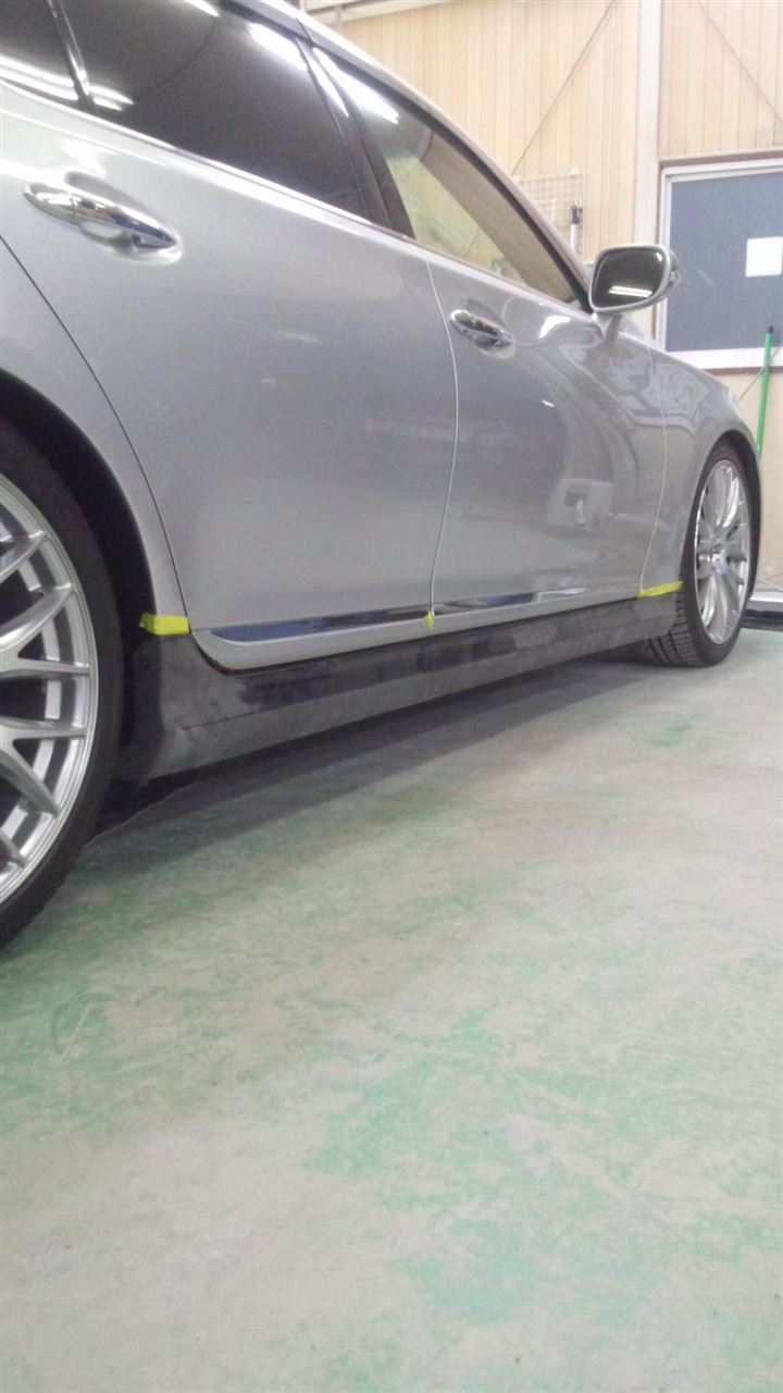 東京都立川市の車の板金塗装修理工場　ガレージローライドのトヨタ　レクサス　LS460のエアロパーツ塗装　取り付け　です。
