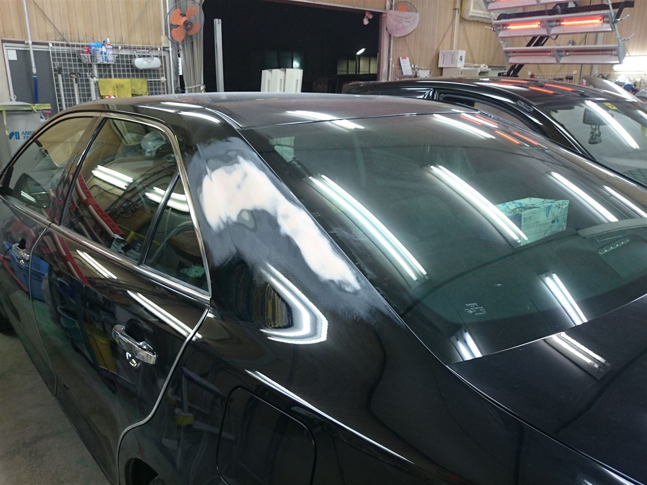 東京都立川市の車の板金塗装修理工場　ガレージローライドのトヨタ　カムリの左リヤフェンダーのキズ　へこみ　の板金　修理　塗装　です。