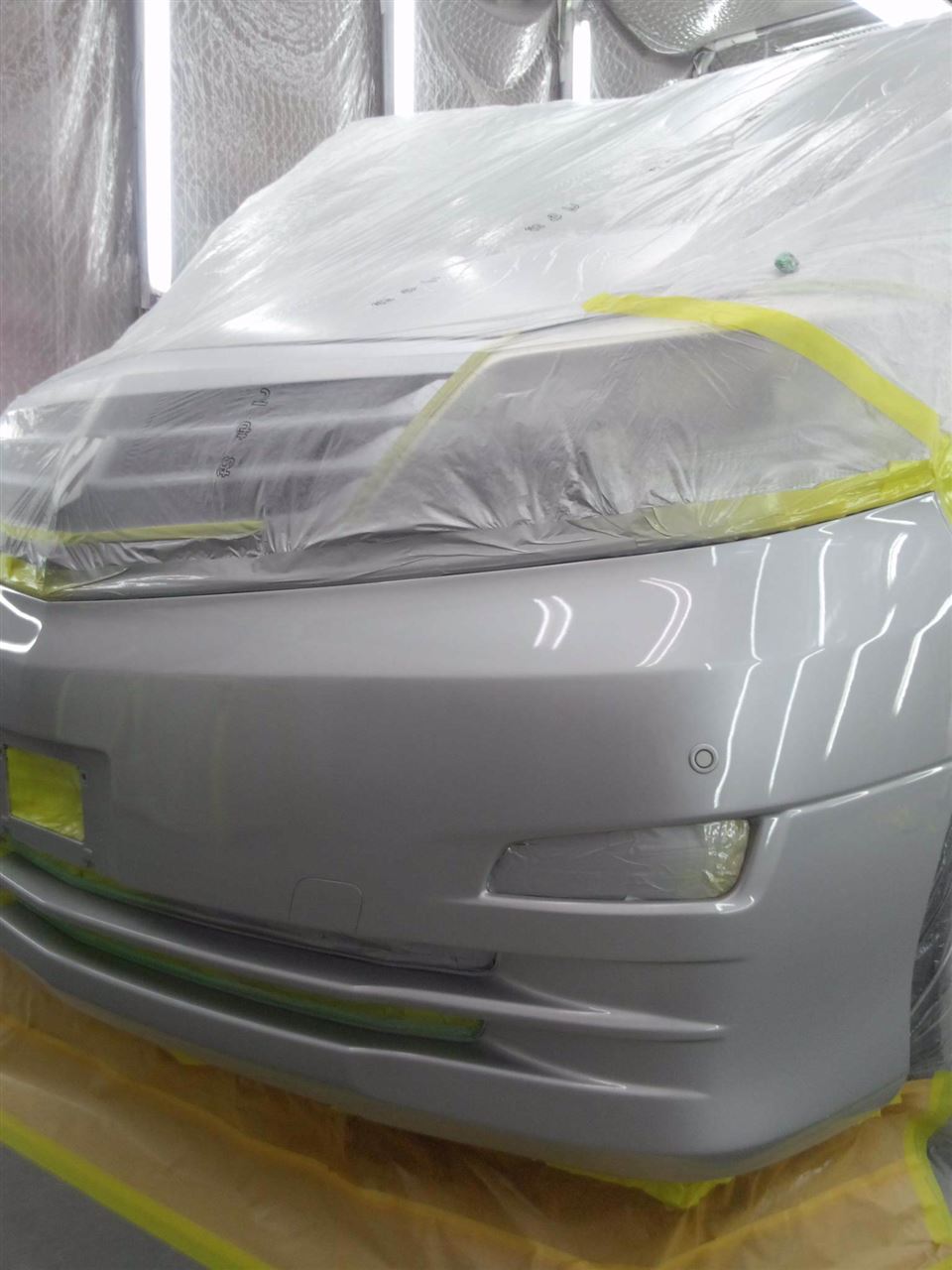 東京都立川市の車の板金塗装修理工場　ガレージローライドのトヨタ　アルファードの前まわりのキズ　へこみ　の板金　修理　塗装　です。