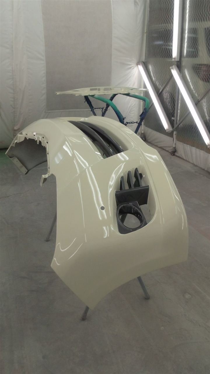東京都立川市の車の板金塗装修理工場　ガレージローライドのトヨタ　アルファードの前まわりの飛び石キズの車両保険を使った　板金　修理　塗装　です。