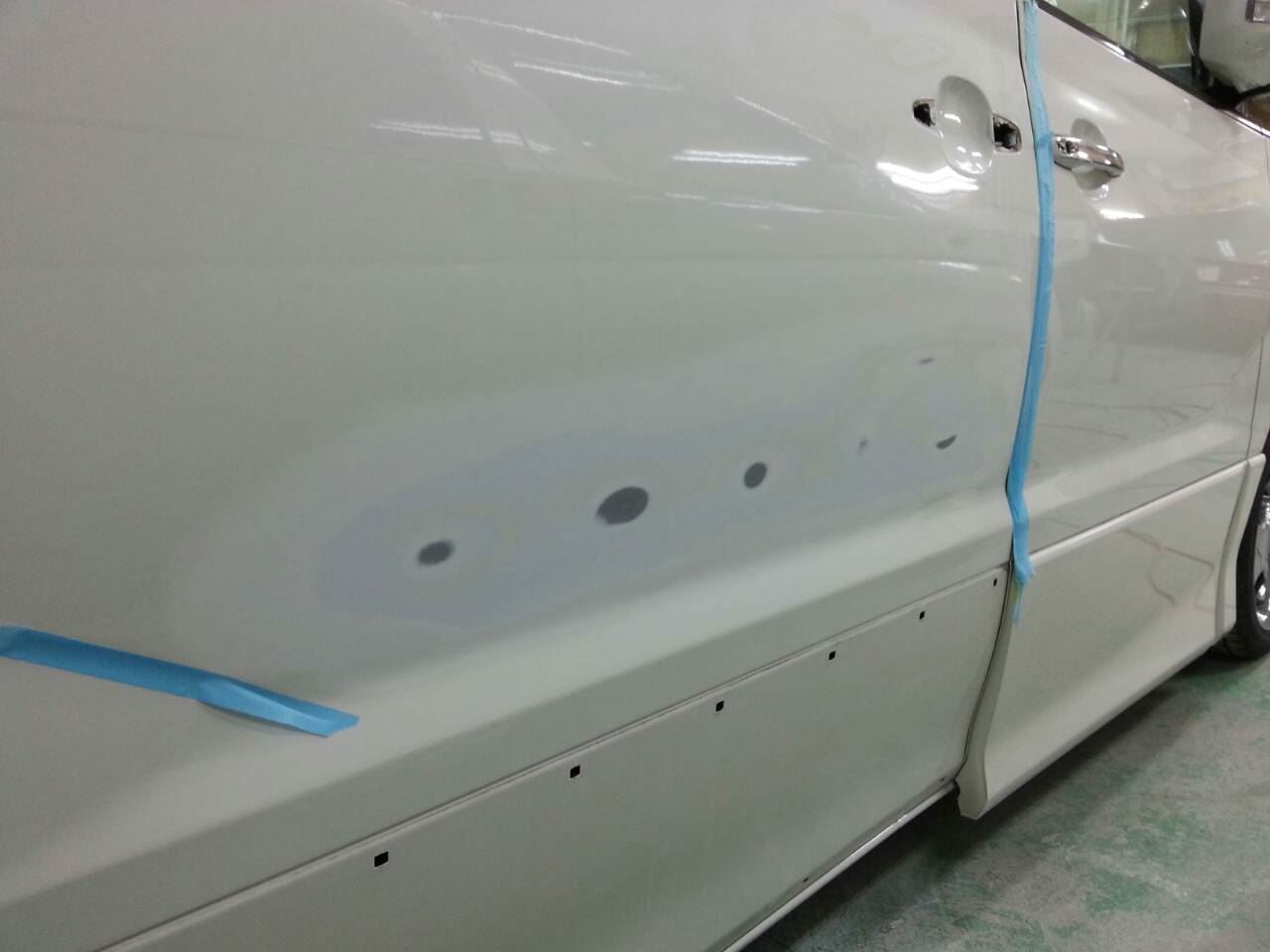 東京都立川市の車の板金塗装修理工場　ガレージローライドのトヨタ　アルファードの右側面のキズ　へこみ　の板金　修理　塗装　です。
