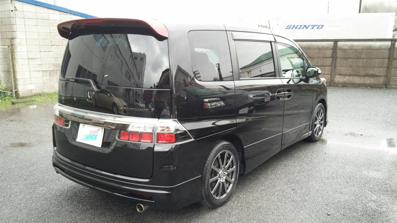 立川市の車の板金塗装修理工場　ガレージローライドのホンダ　ステップワゴンのカスタムペイント等です。