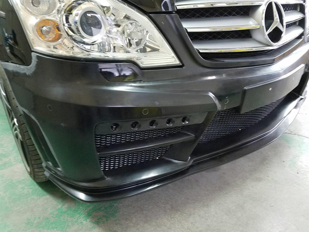 立川市の車の板金塗装修理工場　ガレージローライドのメルセデス・ベンツ　ビアノ　のエアロパーツ塗装　取付　です。