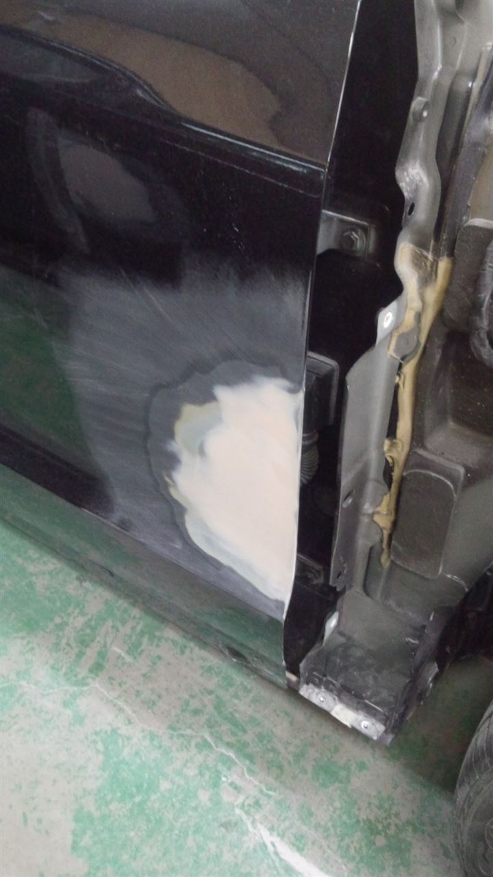 東京都立川市の車の板金塗装修理工場　ガレージローライドのアウディ　Ｑ５の右前部のキズ　へこみ　の板金　修理　塗装　です。