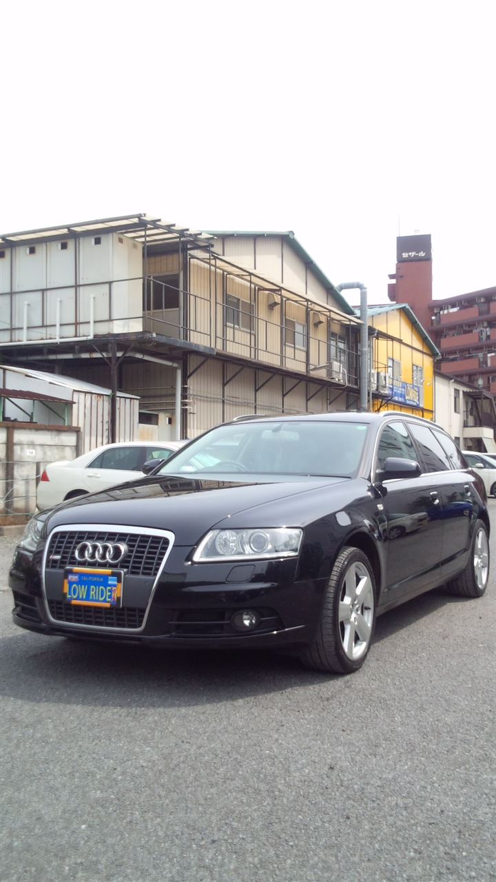 東京都立川市の車の板金塗装修理工場　ガレージローライドのアウディ　Ａ６の右側面のキズ　へこみ　の板金　修理　塗装　です。