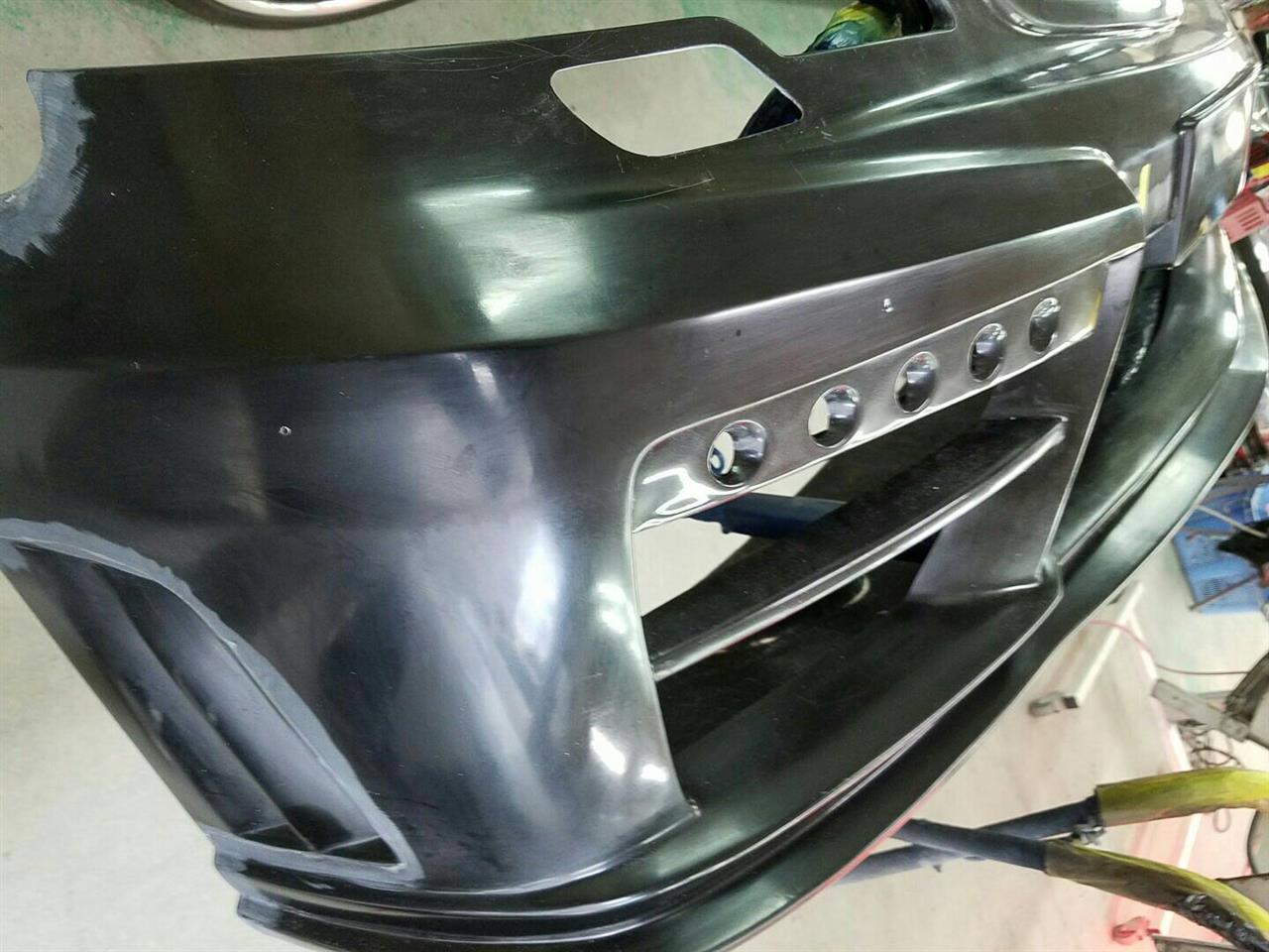 立川市の車の板金塗装修理工場　ガレージローライドのメルセデス・ベンツ　ビアノ　のエアロパーツ塗装　取付　です。