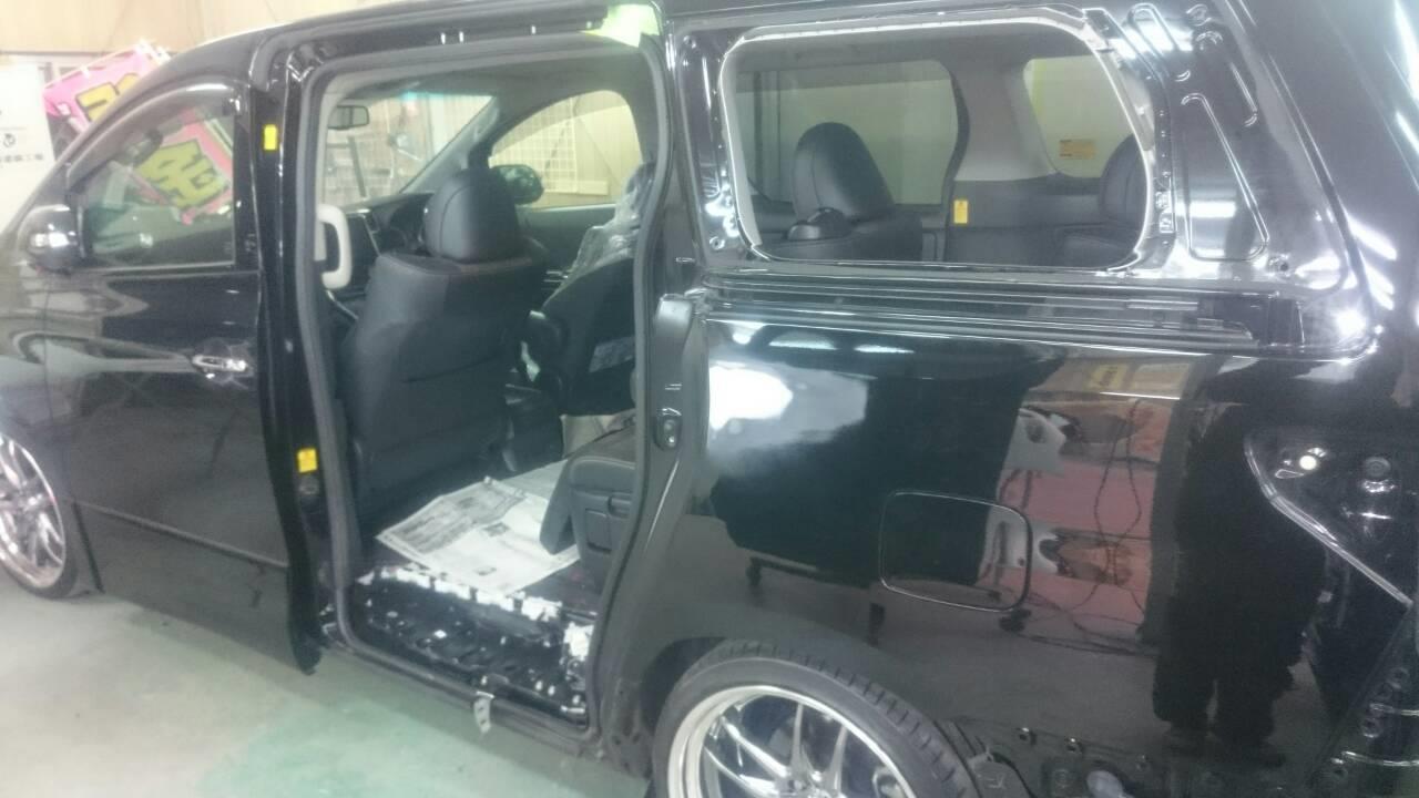 立川市の車の板金塗装修理工場　ガレージローライドのトヨタ　アルファードの左スライドドア・リヤフェンダのキズ　へこみ　の板金　修理　塗装　です。