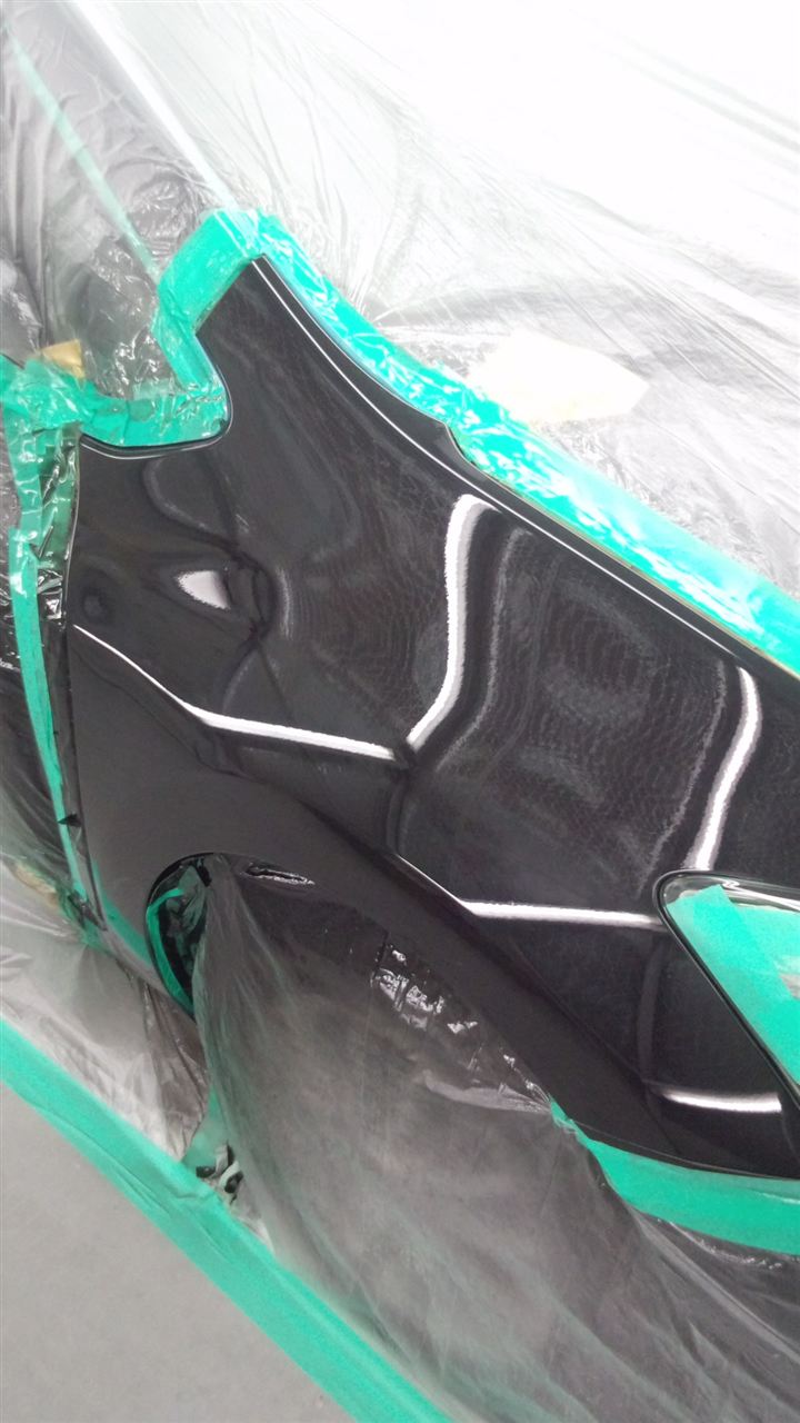東京都立川市の車の板金塗装修理工場　ガレージローライドのトヨタ　オーリスの左側面のキズ　へこみ　の板金　修理　塗装　です。