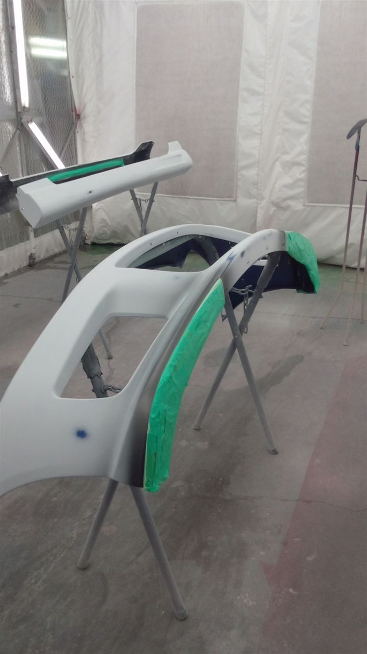 東京都立川市の車の板金塗装修理工場　ガレージローライドのマツダ　RX-8のエアロパーツ　フロントバンパーのキズ　へこみ　の板金　修理　塗装　です。