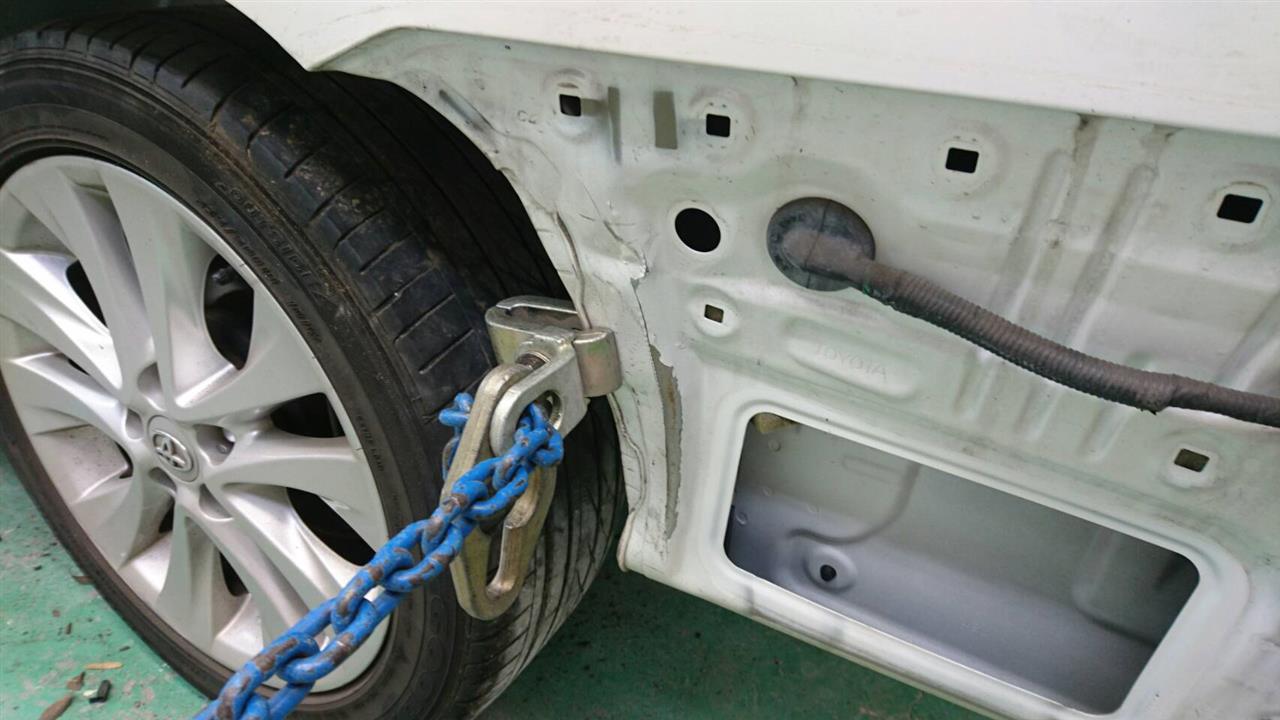 立川市の車の板金塗装修理工場　ガレージローライドのトヨタ　アルファードの左リヤフェンダ等のキズ　へこみ　の板金　修理　塗装　です。