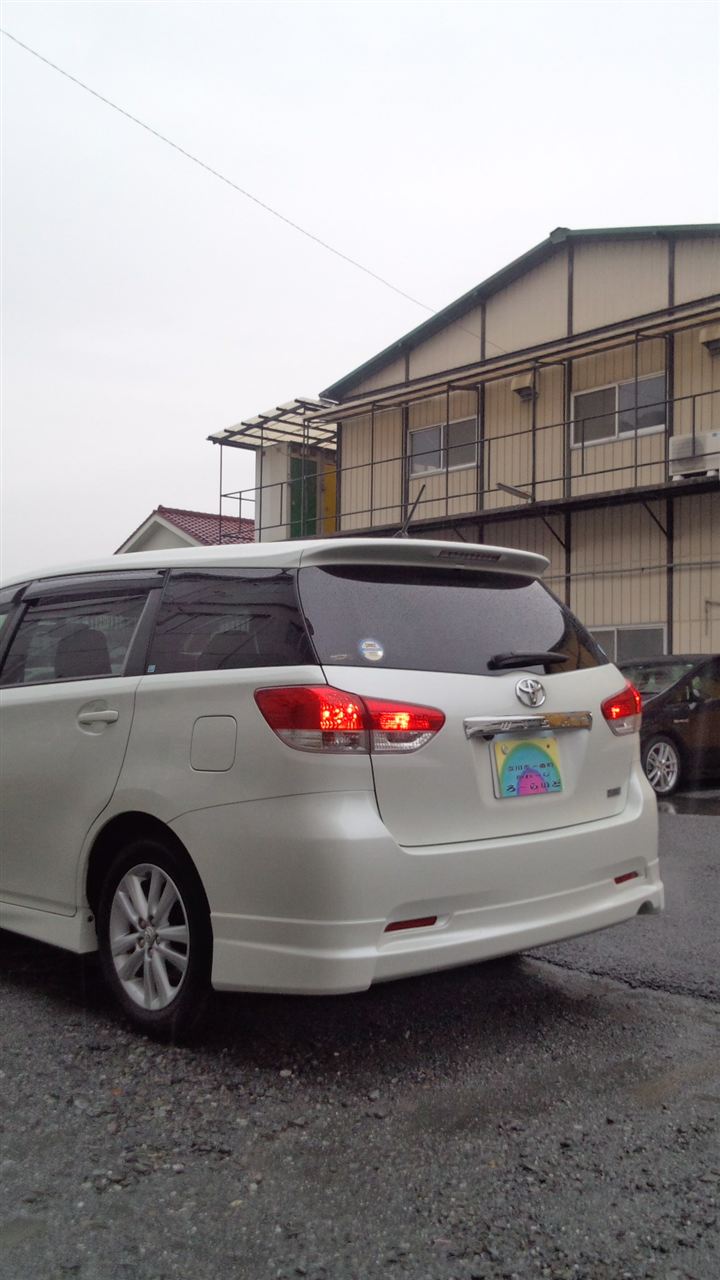 東京都立川市の車の板金塗装修理工場　ガレージローライドのトヨタ　ウィッシュのエアロパーツ　塗装　取り付け　です。