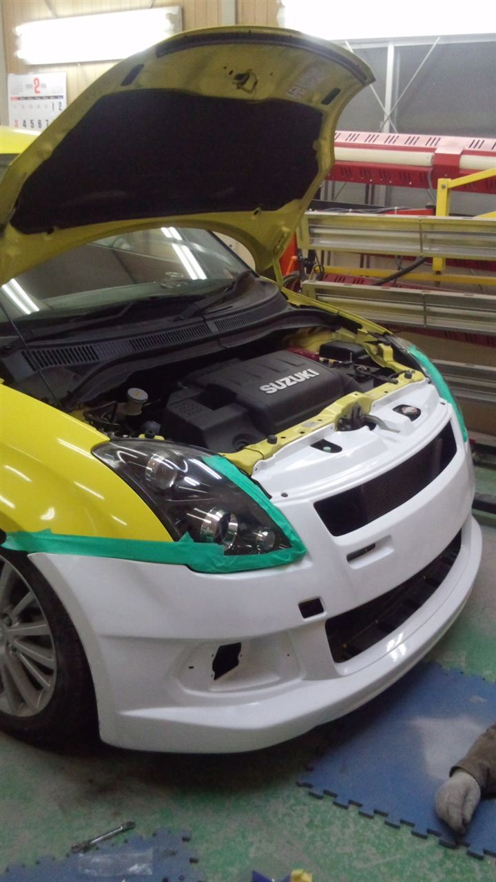 東京都立川市の車の板金塗装修理工場　ガレージローライドのスズキ　スイフトのFRP製フロントバンパー塗装　取付　です。