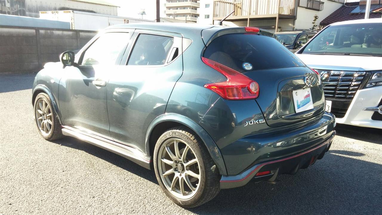 立川市の車の板金塗装修理工場　ガレージローライドの日産ジュークのニスモ製エアロパーツ塗装　取付です。