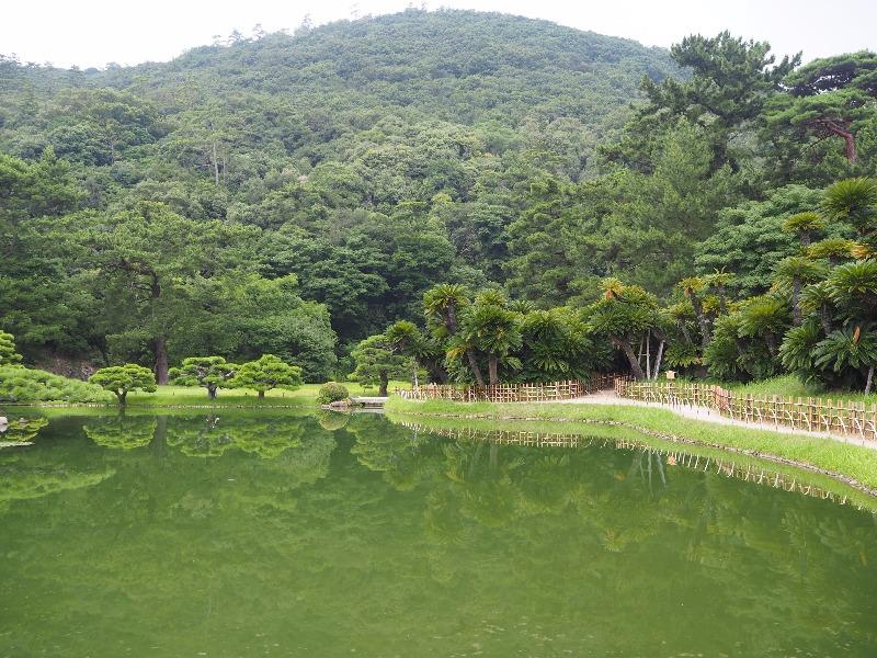 栗林公園 涵翠池……から紫雲山