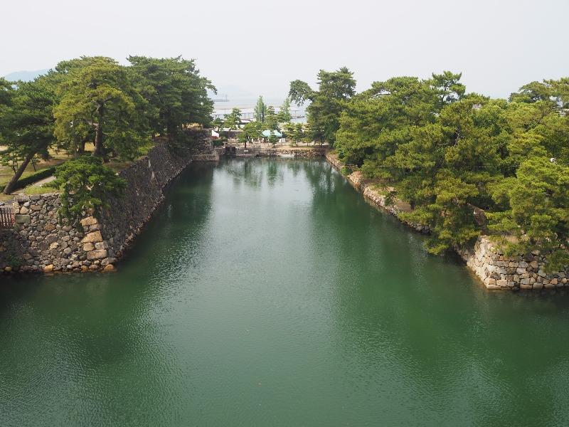 玉藻公園 (史跡高松城跡) 天守閣跡……から内堀、水門