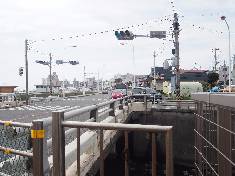 「腰越橋」交差点