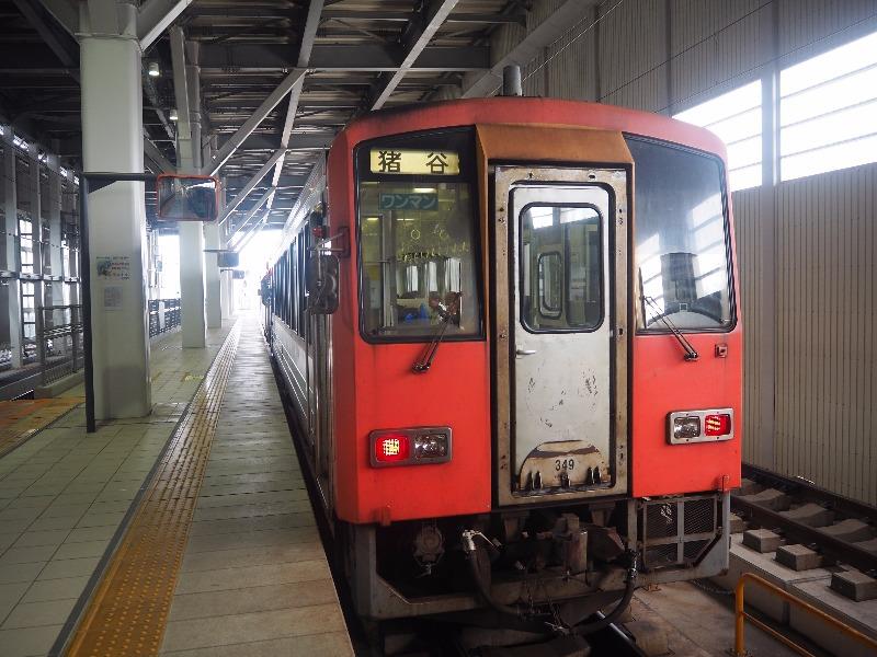 富山駅 ホーム キハ120形気動車