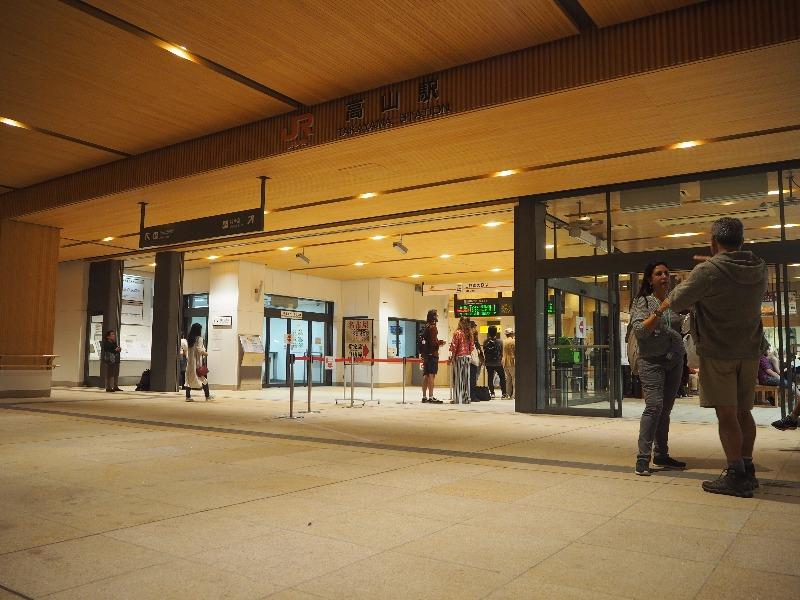 高山駅(夜)改札口