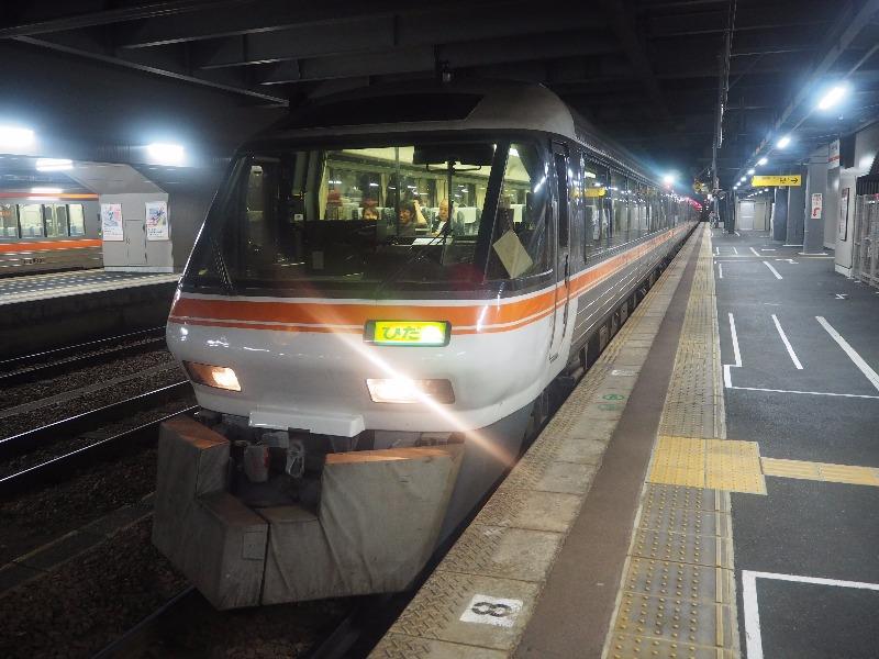 高山駅(夜)1番のりば ワイドビューひだ 98号(臨時列車)