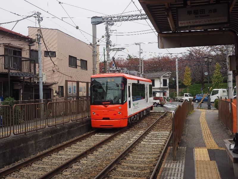 都電荒川線 飛鳥山電停 8800形電車(8809・オレンジ)