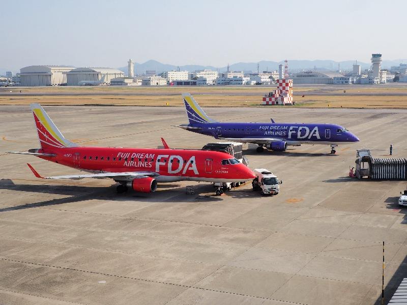 県営名古屋空港 展望デッキ FDA 411 JAL 4431便 名古屋発出雲行（手前の赤色）