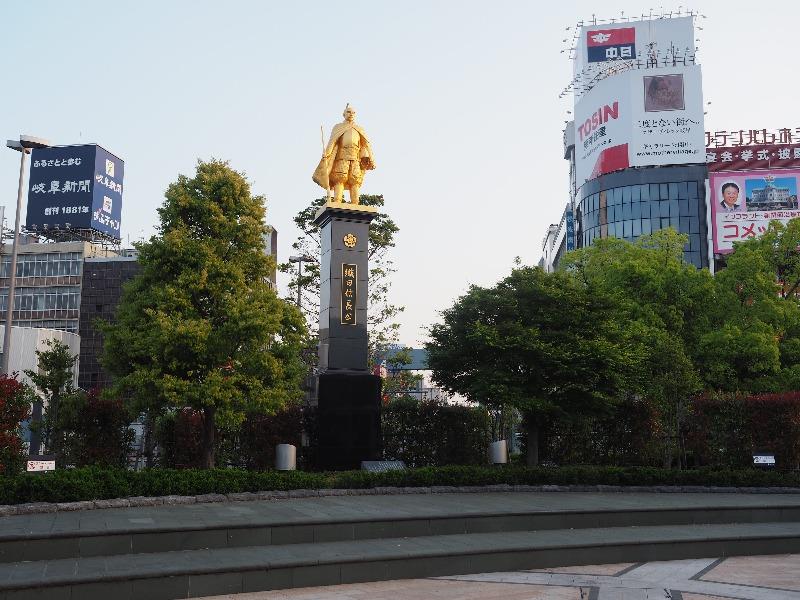 JR岐阜駅 北口(長良口)金の信長像