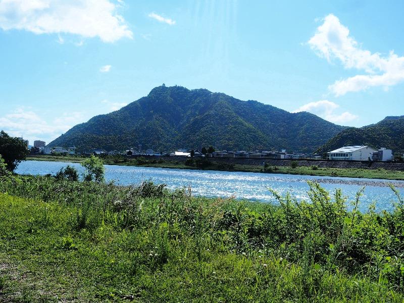 金華橋 長良川右岸から長良川、金華山、岐阜城