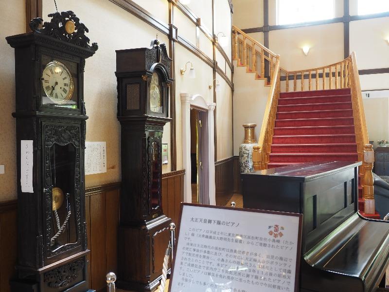 日本大正村 大正ロマン館 館内(2)日欧のホール時計