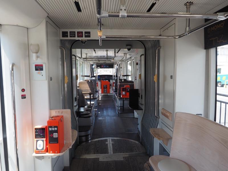 岡山電気軌道 MOMO2 車内(3)