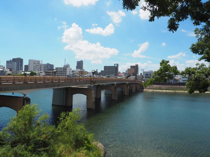 旭川、鶴見橋
