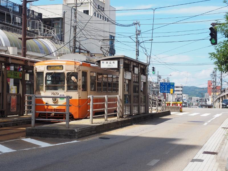 末広町電停 万葉線(高岡軌道線)7073号
